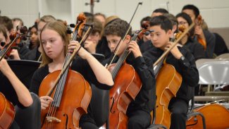 Children playing cello © Unsplash